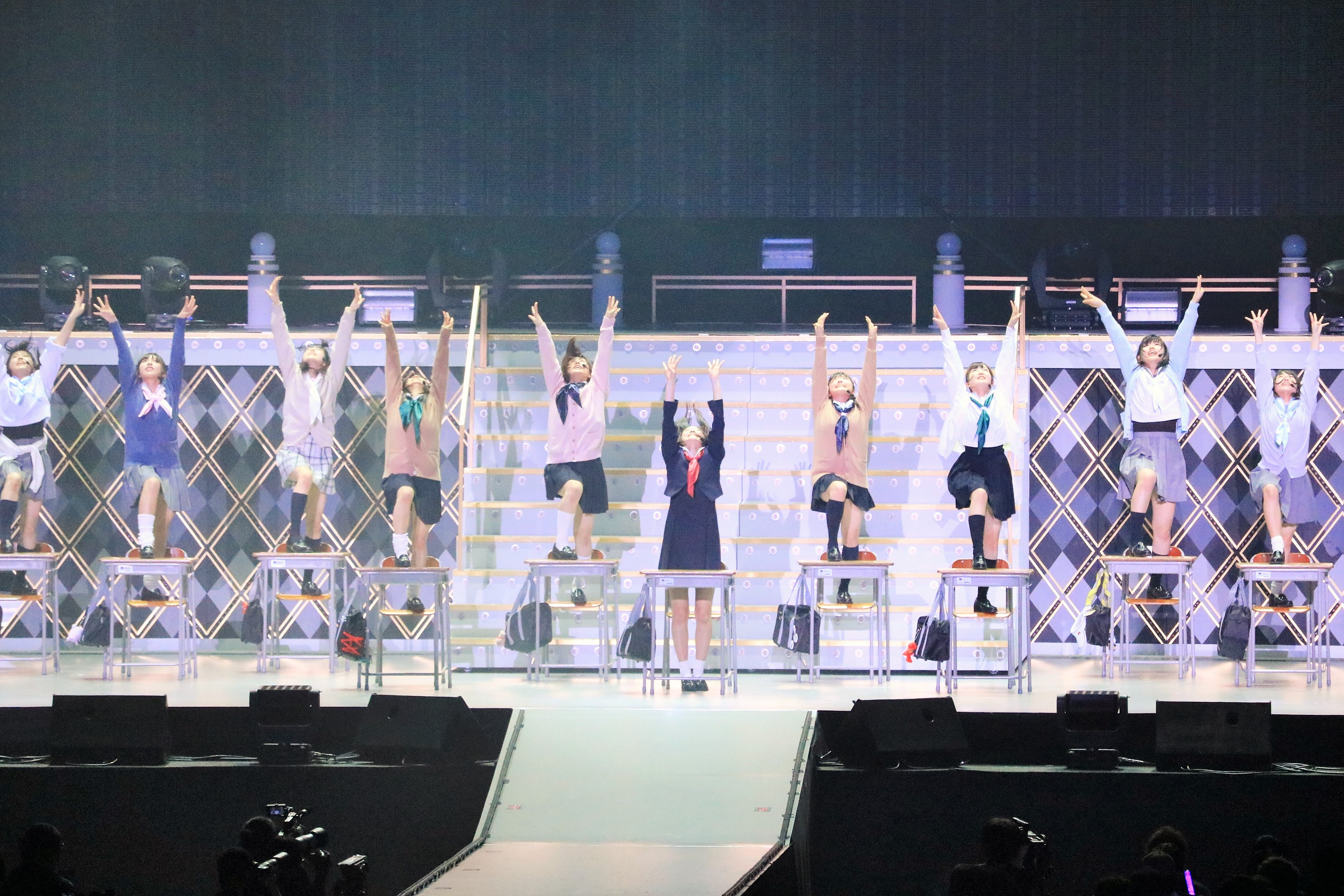 2017年4月に開催された「『TOYOTA presents AKB48チーム8 全国ツアー 〜47の素敵な街へ〜』チーム8結成3周年前夜祭 in さいたまスーパーアリーナ　春の入学式祭り みんな〜！8推しになってね〜！！」で東京ゲゲゲイとコラボしたオープニングミュージカル