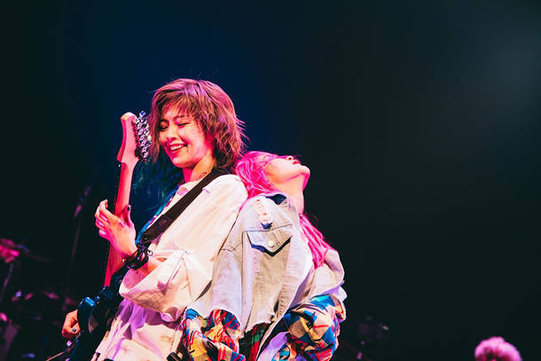 『LIVE 2021「 Dear_____ 」』（Photo by ゆうと。）