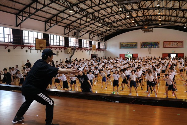 橘ケンチが台湾・台北市の台北日本人学校でダンスの特別授業