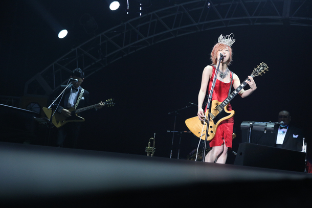 「NIPPON」を披露する椎名林檎  (c)テレビ朝日ドリームフェスティバル2015
