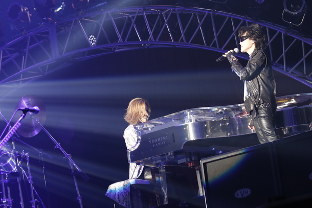 「KURENAI」を披露するTOSHIとYOSHIKI  (c)テレビ朝日ドリームフェスティバル2015