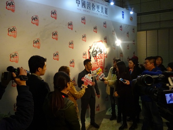 11月11日、中国の北京で開催された文化交流イベントにて日本語で歌唱パフォーマンスを披露 (okmusic UP's)
