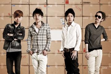 L→R　TOSHIRO（DJ）、KIM（Vo）、SOYA（Vo&MC）、AIBA（Key）