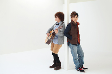 L→R　恵梨香（Cho&Gu&Harp）、千晶（Vo&Gu）