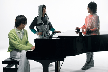 L→R　杉本雄治（Piano&Vo）、河邊 徹（Dr&Cho）、奥野翔太（Ba&Cho）