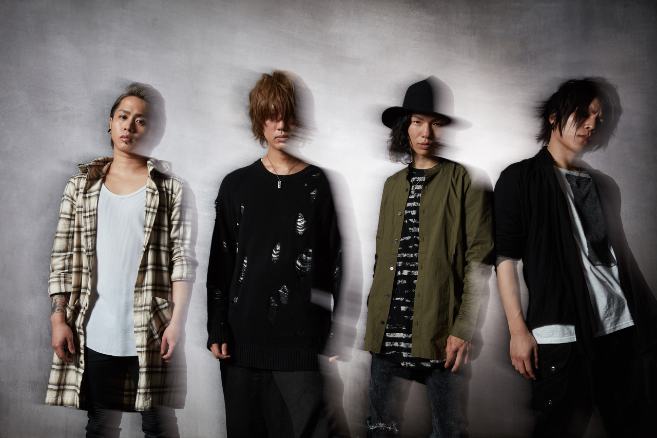 L→R　Kiara（Ba）、Ryosuke（Vo&Gu）、Tatsuya（Dr）、Ryo（Gu&Scream&Programming）