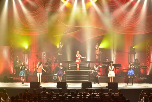 “MUSIC ENERGY 2013”ステージの模様　（左より、Wakana、宇浦冴香、Hikaru、織田かおり（上段）、南里侑香、Keiko（上段）、春奈るな、小川真奈、結城アイラ）