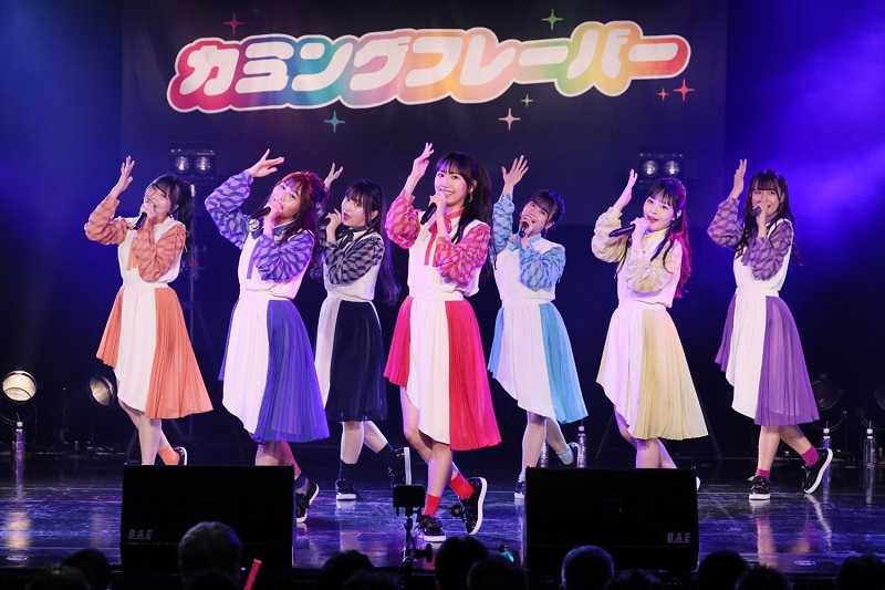 前列左から、HINANO(青)、MIYO(赤) 　後列左から、ENA(橙)、KIMIE(黒)、MIZUKI(水色)、YU-KI(黄)、AIRI(紫)