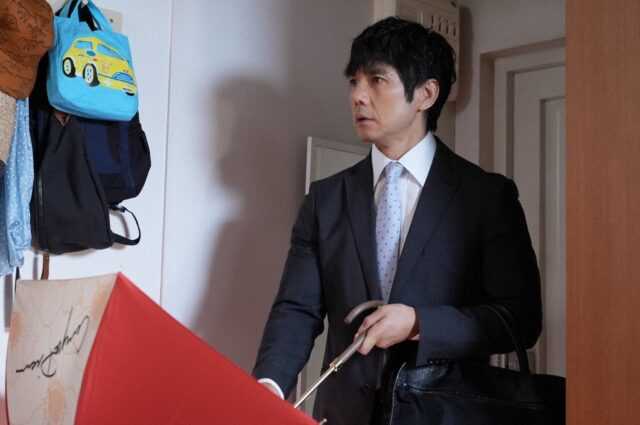 妻の物と同じ傘を発見する“凌介”西島秀俊　（Ｃ）日本テレビ